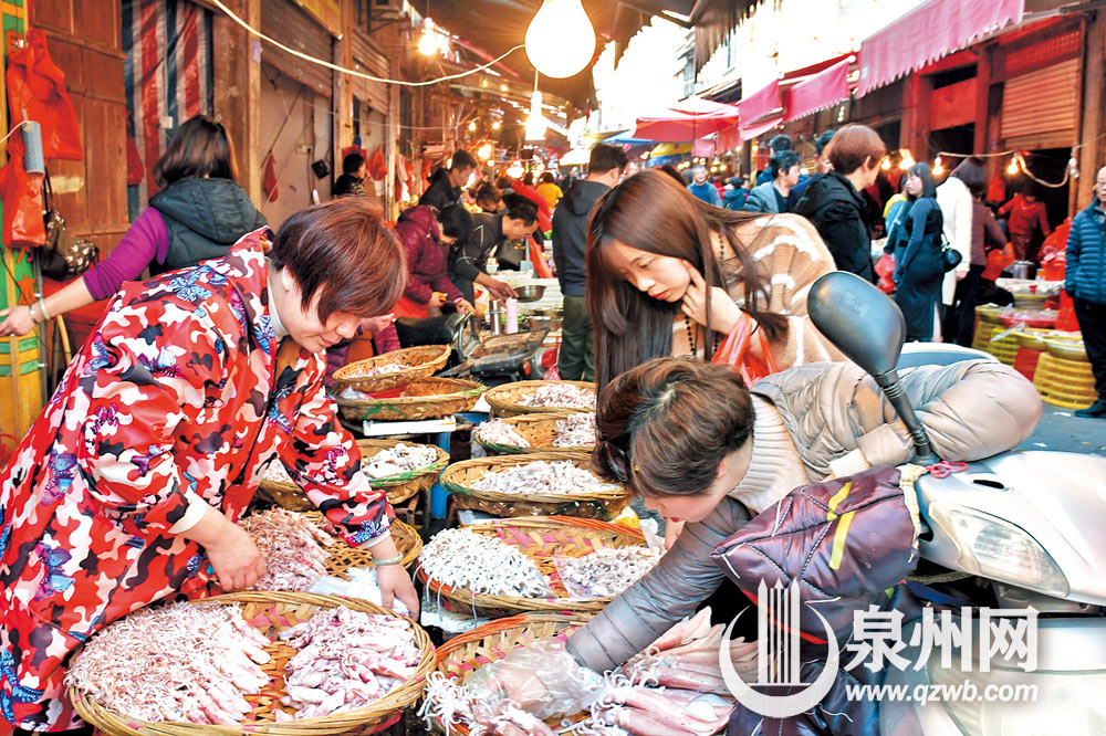佳节里的菜市场 （艾罗斯 摄）