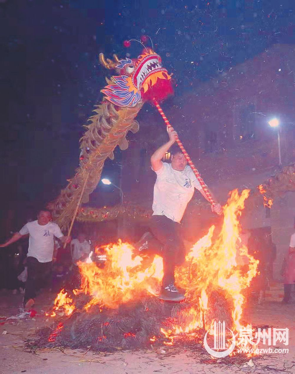 海神巡境：舞龙队伍跃过篝火