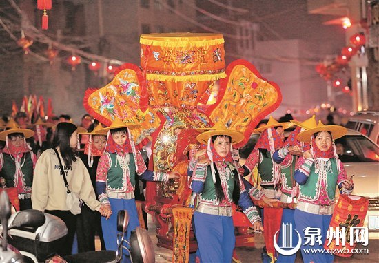 惠安小岞千名惠女游花灯