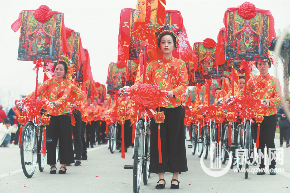 崭新的凤凰牌自行车首次参加妈祖巡香