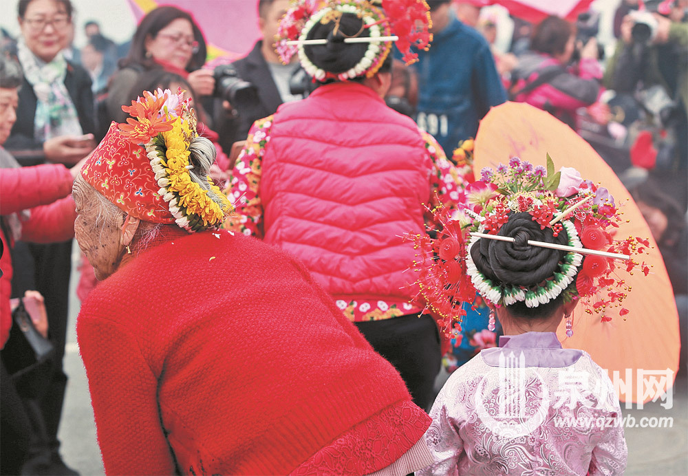 一老一少，头盘簪花围。