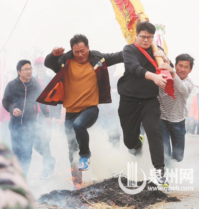 跳过火堆，今年更发达。