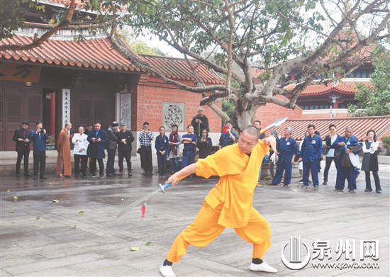 两岸少林弟子交流武艺。图为泉州少林寺弟子。