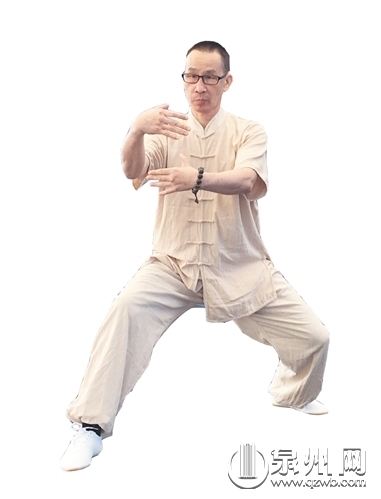 郭新民参加韩国国际武术节演练五枚花拳