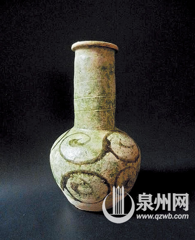 元代磁灶窑绿釉褐彩卷云纹长颈瓶