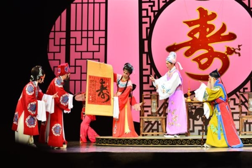 图53 安溪县高甲戏剧团演出的《凤冠梦》